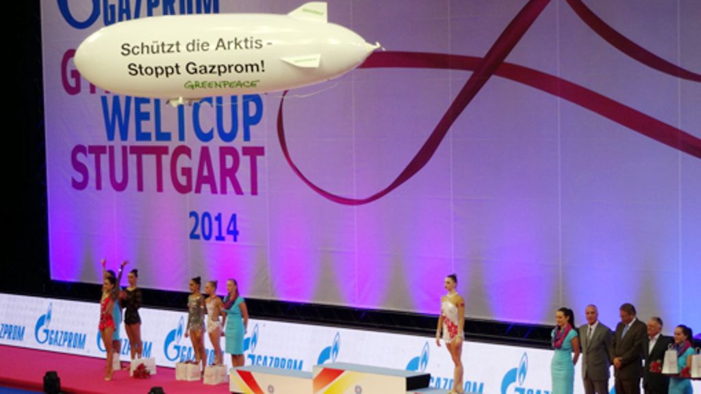 Gymnastik-Weltcup in Stuttgart: Greenpeace kapert Gazprom-Event