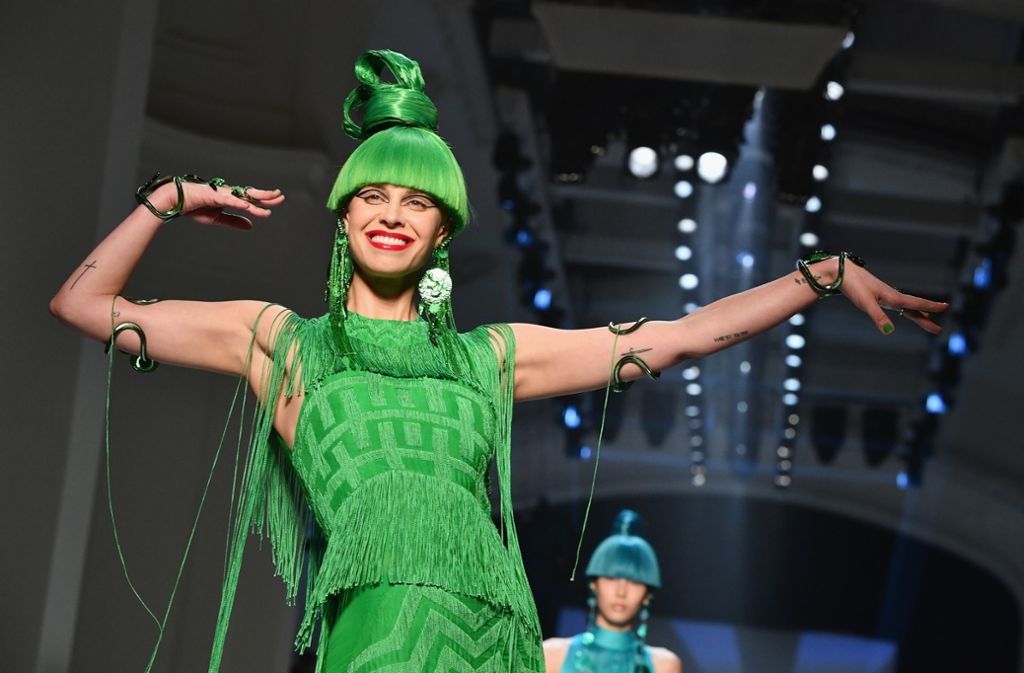 Schon ein Hut oder noch Frisur? Ein Outfit ganz in grün von Jean Paul Gaultier: von den Fingernägeln bis zur Frisur.