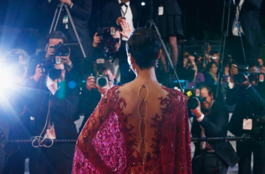 Reizende Rückenansicht der ehemaligen Miss Frankreich, Sonia Rolland, auf der Premiere von "Timbuktu". Hier sind die schönsten Bilder vom roten Teppich in Cannes.