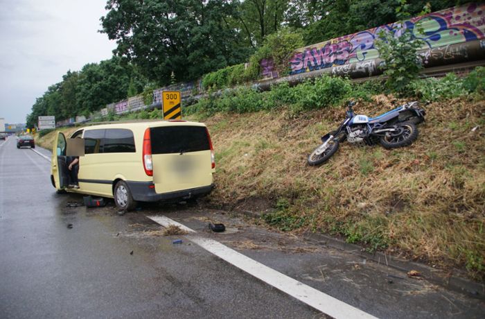 Stuttgarter Polizei sucht Zeugen: Absichtlich abgedrängt? Biker bei Unfall auf B10 schwer verletzt