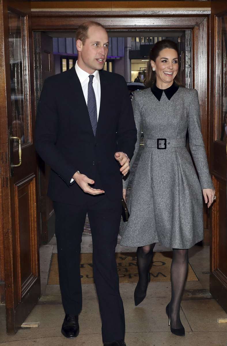 Immer perfekt angezogen ist man mit einem Mantelkleid. Das weiß auch Herzogin Kate und trägt das Catherine-Walker-Outfit wieder und wieder: Ob bei einem Holocaust-Gedenkgottesdienst mit Prinz William...