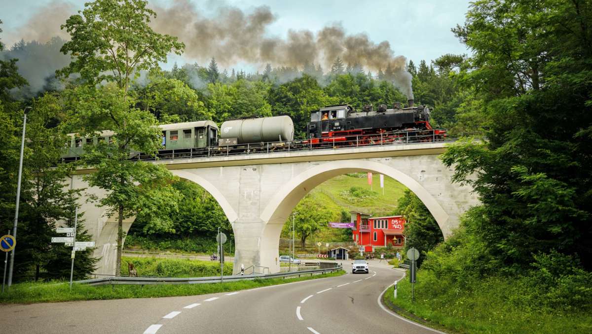 Die Schwäbische Waldbahn transportiert ihre Fahrgäste nicht einfach von Schorndorf nach Welzheim, sondern zugleich per Dampflok in ein romantisches Abenteuer, denn die Strecke führt durch wunderschöne Natur.