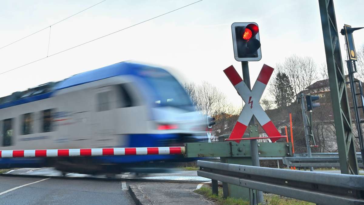 Vogesen in Ostfrankreich: Regionalzug rammt Schwertransporter - Zehn Verletzte