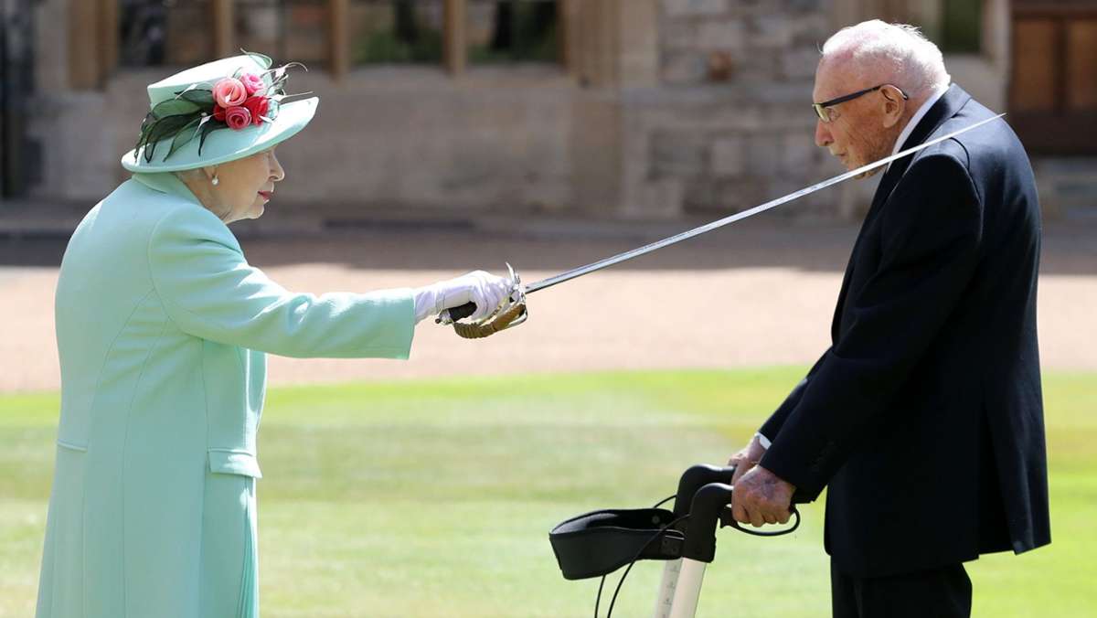Zeremonie auf Schloss Windsor: Queen schlägt 100-jährigen Tom  Moore  zum Ritter