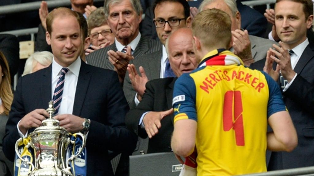 Prinz sieht Fifa kritisch: William überreicht Pokal und warnt