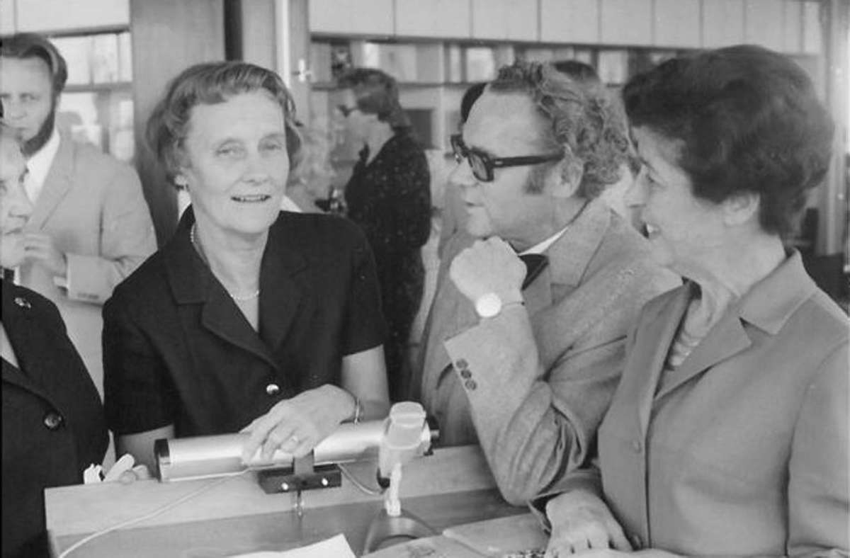 Der Verleger Friedrich Oetinger (Mitte, mit seiner Frau Heidi) holte Astrid Lindgrens Buch „Pippi Langstrumpf“ 1949 nach Deutschland. Von fünf deutschen Verlagen hatte die Autorin da bereits Absagen kassiert.