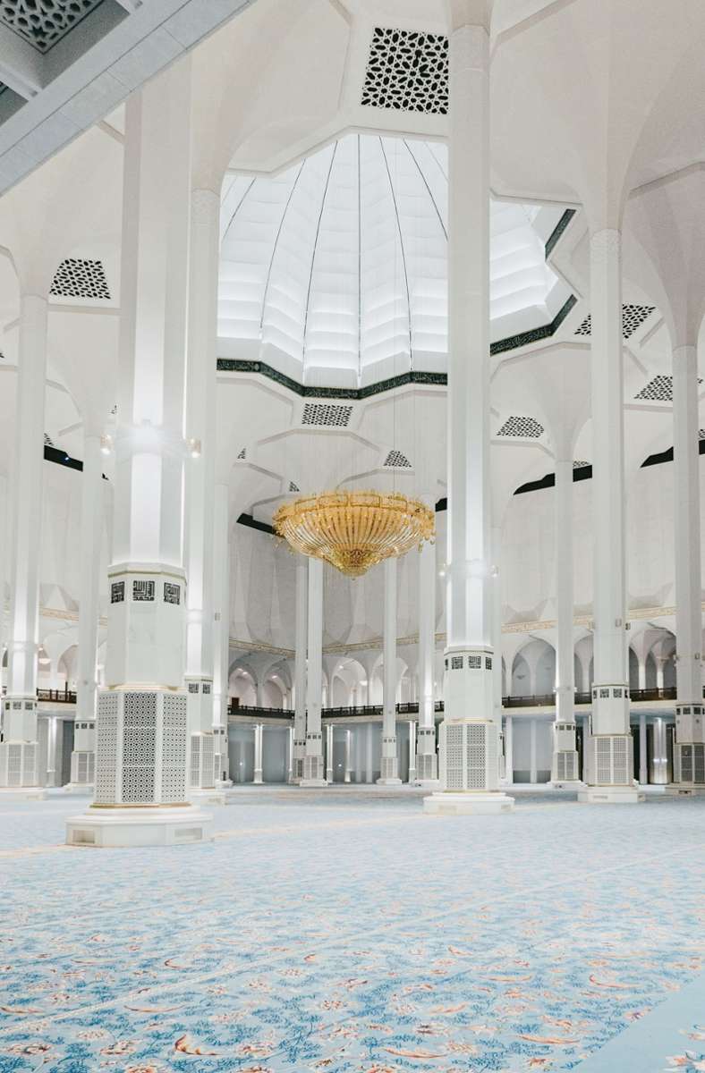 Der Gebetssaal hat mit seinen Säulenreihen die Moschee-Kathedrale von Córdoba zum Vorbild, heißt es in einer Pressemitteilung der Architekten, und ist von einer Kuppel gekrönt.