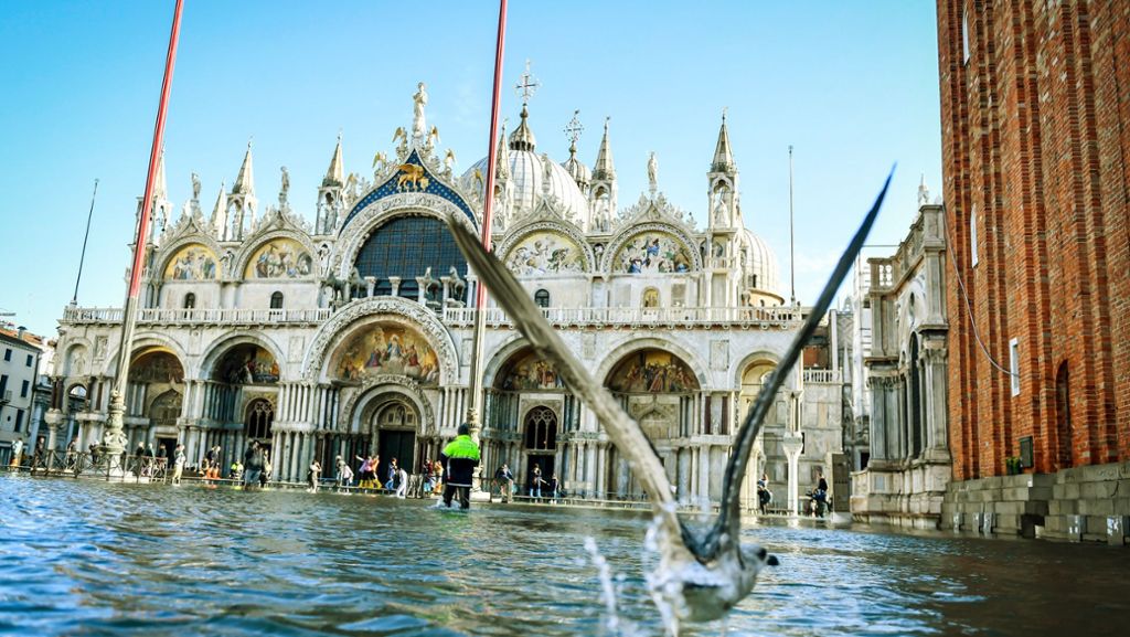  Die Museen haben wieder geöffnet. Wichtige Kunstwerke sind wohl nicht dem Hochwasser zum Opfer gefallen. Doch die längerfristigen Schäden, die die Fluten der vergangenen Tage in Venedig hinterlassen haben, kann noch niemand absehen. 