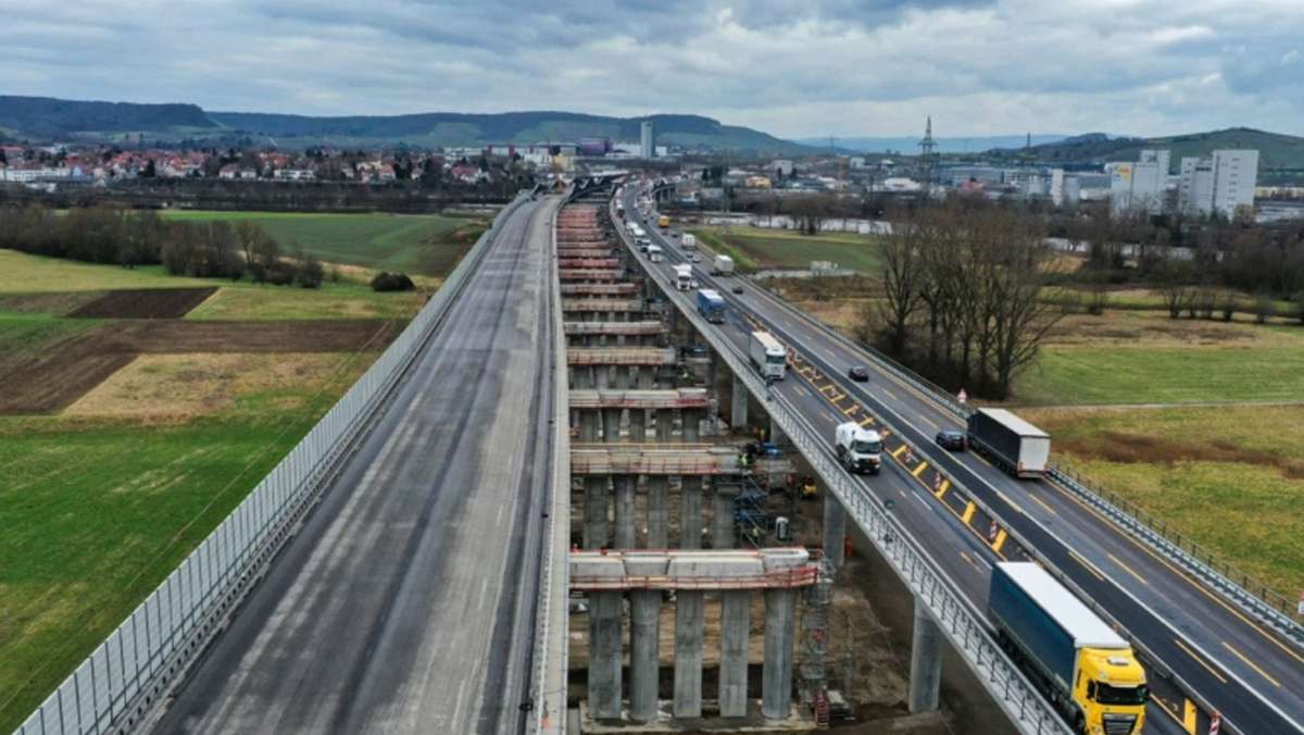  Das Großprojekt auf der A6 ist erfolgreich abgeschlossen: Meter um Meter wurde der Nordteil die Brücke über dem Neckartal am Freitag an den Südteil herangeschoben. 