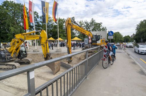 An der Enzbrücke wird gebaut: Dass es jetzt auch einen Radweg geben wird, dürfte viele Radler freuen. Foto: Jürgen Bach/Jürgen Bach