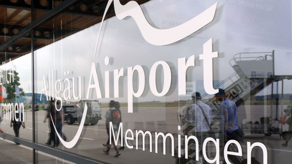 Am Flughafen Memmingen ist am Donnerstagabend ein Flugzeug vom Rollweg abgekommen und anschließend in einem unbefestigtem Gelände stecken geblieben. 