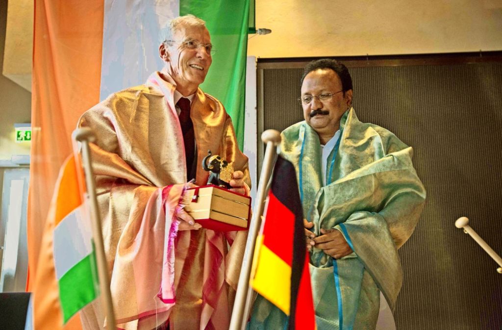 Es ist eine indische Tradition, Freunde zum Empfang  in edles Tuch zu hüllen: Der Oberbürgermeister Jürgen Zieger (links)   und sein Amtskollege P. Rajkumar aus Coimbatore  scheinen  Gefallen an dem Ritual zu finden. Foto: Michael Steinert