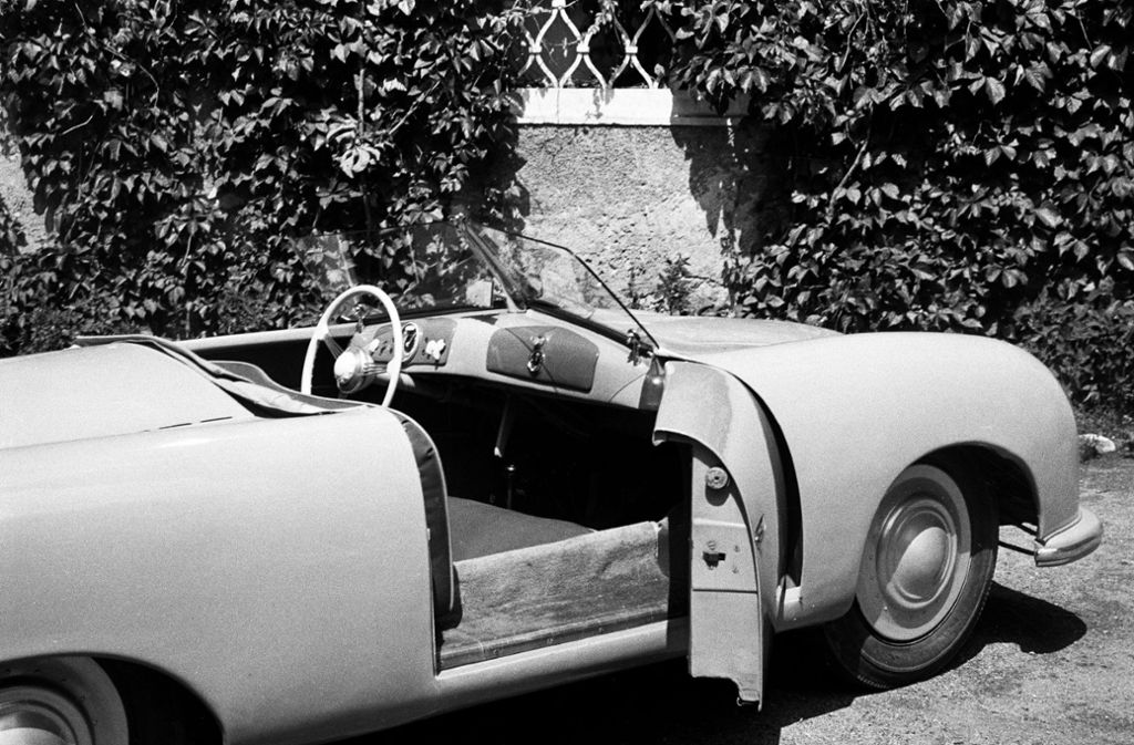 Der Mythos wird geboren: Am 8. Juni 1948 erhält der Prototyp des „Nr. 1“ Roadsters mit der Fahrgestellnummer 356-001 die allgemeine Betriebserlaubnis der Kärntner Landesregierung. Dieses Datum gilt seitdem als die Geburtsstunde der Marke Porsche.