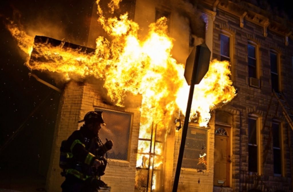Häuser und Autos sind in der US-Stadt Baltimore in Brand gesetzt worden. Die Nationalgarde soll nun mit 5000 Mann für Ruhe und Ordnung sorgen. Weitere Bilder von den Ausschreitungen zeigt die folgende Fotostrecke.