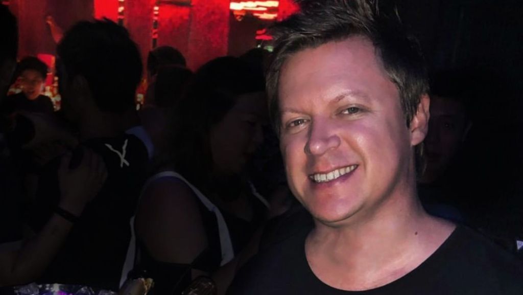  Der Australische DJ Adam Neat starb bei einem tragischen Unfall, als er versuchte einer Freundin zu helfen. Die beiden befanden sich in einem Luxus-Ressort auf Bali. 
