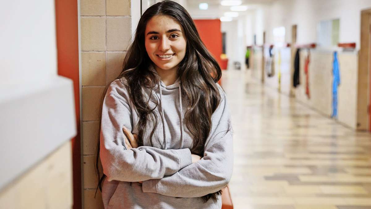  Den Neujahrsmorgen 2016 vergisst Simav Abdo nie: Da kam sie in Stuttgart an. Nun besucht die Syrerin das Mörike-Gymnasium, für ihren hervorragenden Realschulabschluss bekam sie einen Preis. 