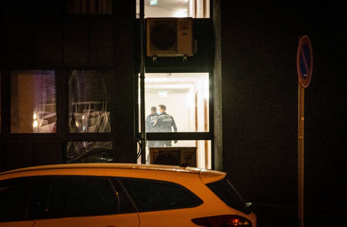 Mehrere Streifen durchsuchten das Hotel in Gerlingen, nachdem das Opfer freigelassen wurde und auf das Revier kam.