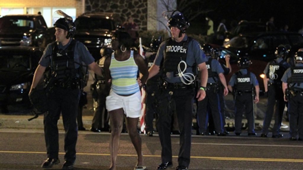  Nach den erneuten Schüssen in Ferguson haben die Behörden den Notstand ausgerufen. Zahlreiche Menschen wurden laut Medienberichten festgenommen. 