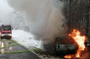 Auto fängt zwischen Eis und Schnee Feuer