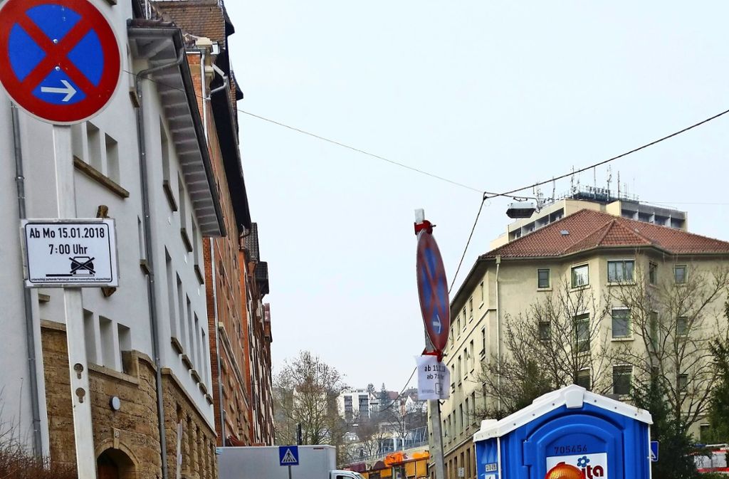 Weil Kabel verlegt werden, fallen in der Tunzhofer Straße noch Parkplätze weg. Foto: Eva Funke
