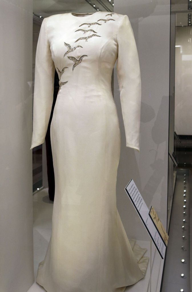 Walker entwarf mehr als 1000 Outfits für die Prinzessin, einige davon werden nun in London ausgestellt – wie dieses cremefarbene Kleid aus Seide, das Diana 1986 trug ...