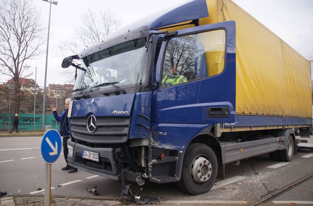 Der Schaden am Lastwagen und an der Stadtbahn beläuft sich auf rund 80.000 Euro.