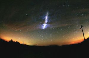 So ähnlich könnte es ausgesehen haben, als der Meteorit in Blaubeuren einschlug. Unser Bild zeigt die Leuchtspur eines kosmischen Objekts im US-Bundesstaat Washington. Foto: dpa/epa afp Nasa