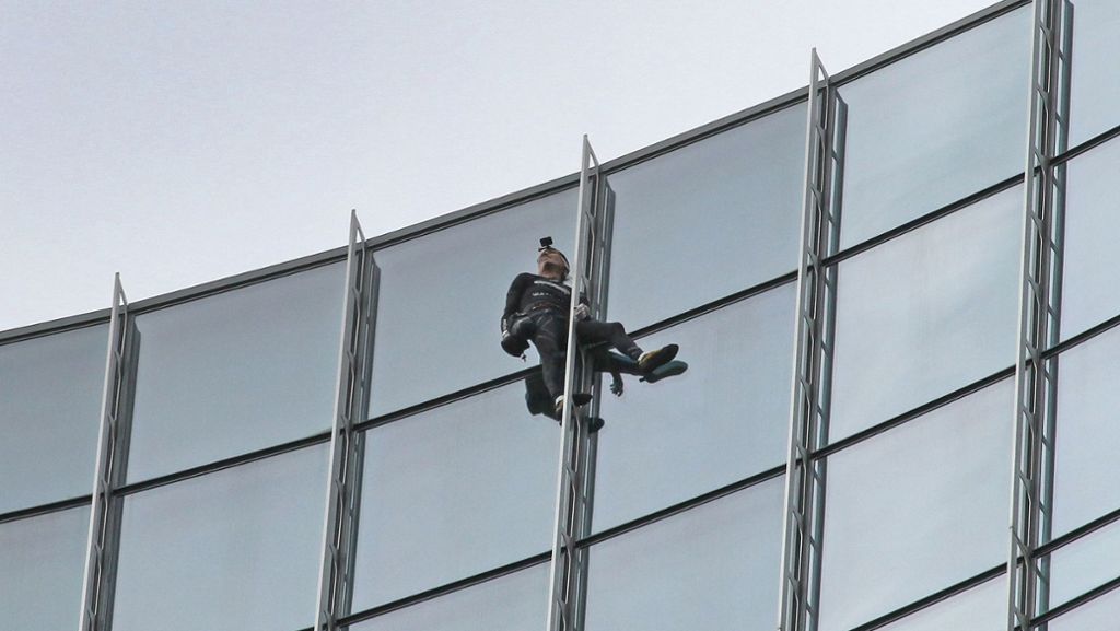 Spektakuläre Aktion in Frankfurt: Französischer Kletterer hangelt sich an Hochhaus hoch