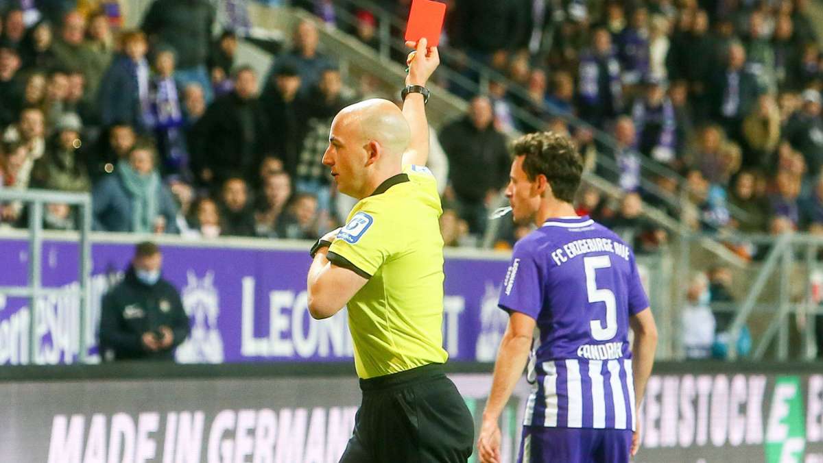  Clemens Fandrich ist für sieben Monate gesperrt worden. Der Profi von Erzgebirge Aue soll einen Schiedsrichter-Assistenten bespuckt haben. Der Verein will Berufung einlegen. 