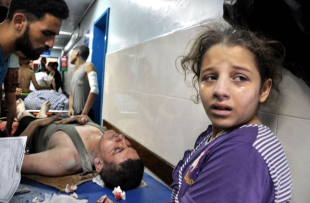 Ein palästinensisches Mädchen hat Angst um ihren verletzten Vater.Ein Palästinenser bringt ein Kind ins Krankenhaus, das bei einem israelischen Luftangriff schwer verletzt wurde.Kameraden und Freunde trauern um den bei Kämpfen im Gazastreifen getöteten israelischen Leutnant Hadar Goldin. Foto: AFP, dpa