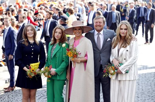 Gut gelaunt am Königstag: Der niederländische König Willem-Alexander, Königin Máxima mit ihren Töchtern Amalia (rechts), Alexia und Ariane (links). Foto: AFP/SEM VAN DER WAL