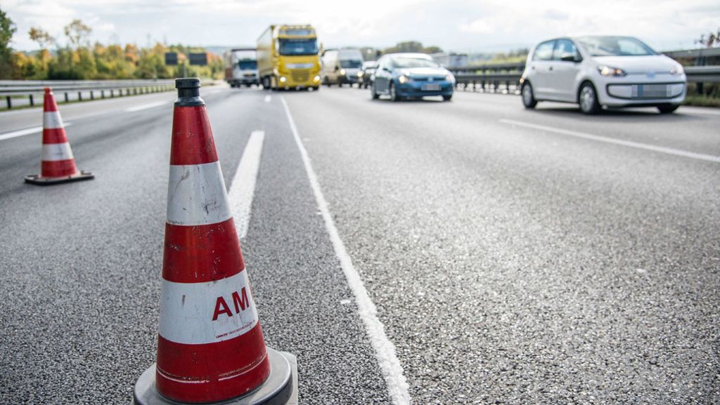 A 8 bei Wendlingen: Autofahrer verursacht Unfall und flüchtet