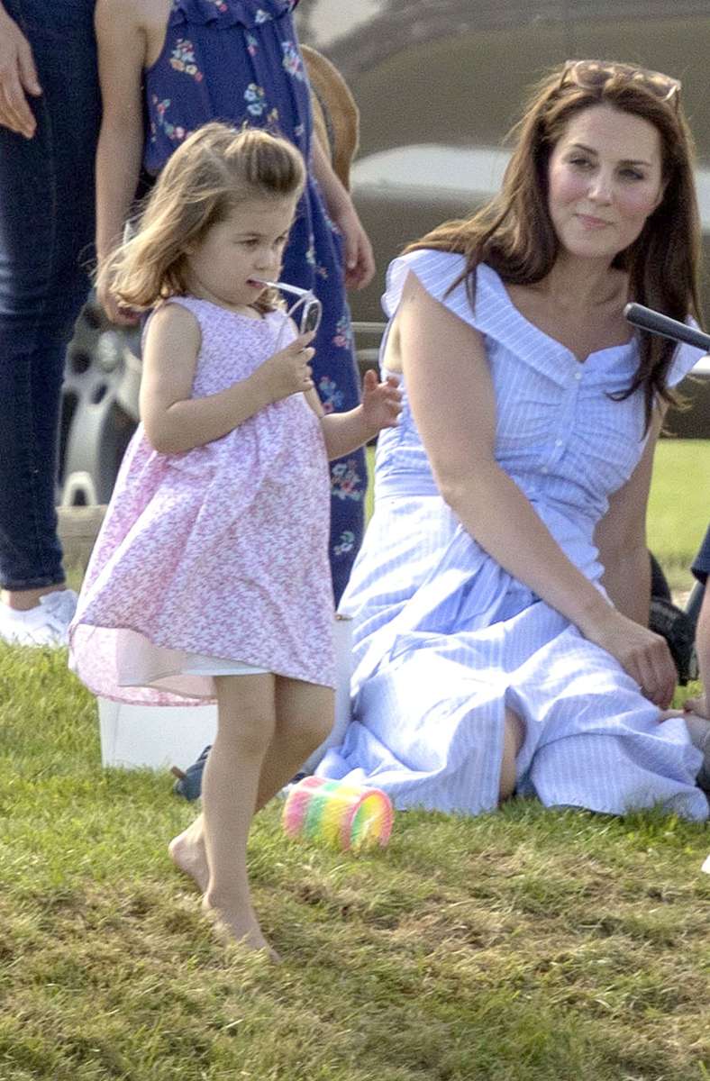 Sommerlich-entspannt beim Picknick: 2018 trug Herzogin Kate bei einem von Williams Polo-Turnieren ein romantisches Sommerkleid von Zara (rund 47 Euro).