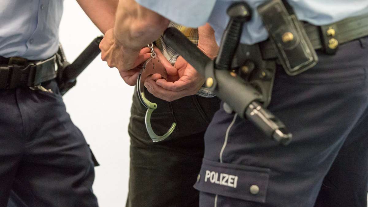 Polizeieinsatz in Hildrizhausen: 26-Jähriger läuft mit Messern und Schlagstock über die Straße