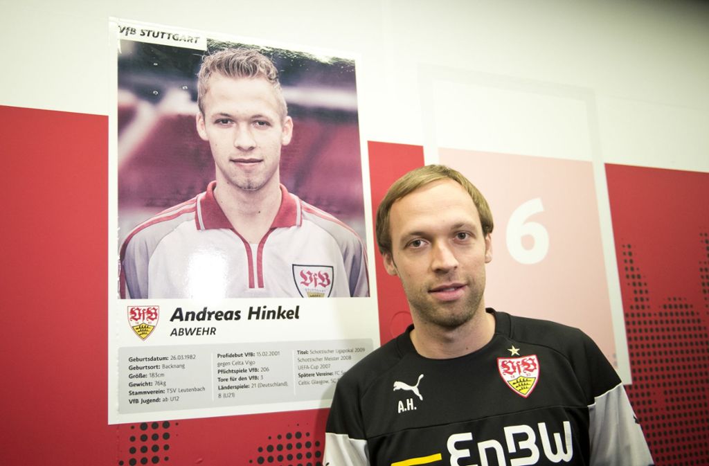 Andreas Hinkel neben seinem Porträt als Jugendspieler im Keller des Nachwuchsleistungszentrums (NLZ)
