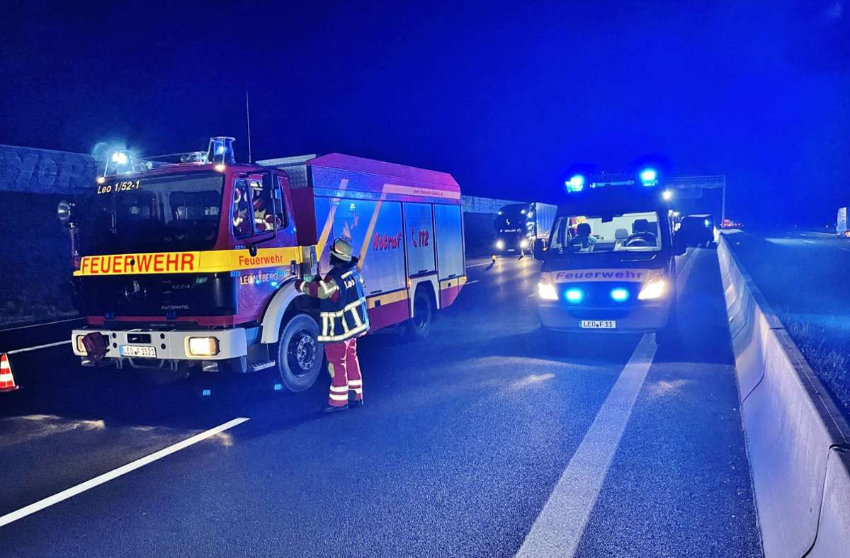 Die A8 war in Richtung Karlsruhe zeitweise gesperrt. Die 25-Jährige wurde in ein Krankenhaus gebracht.