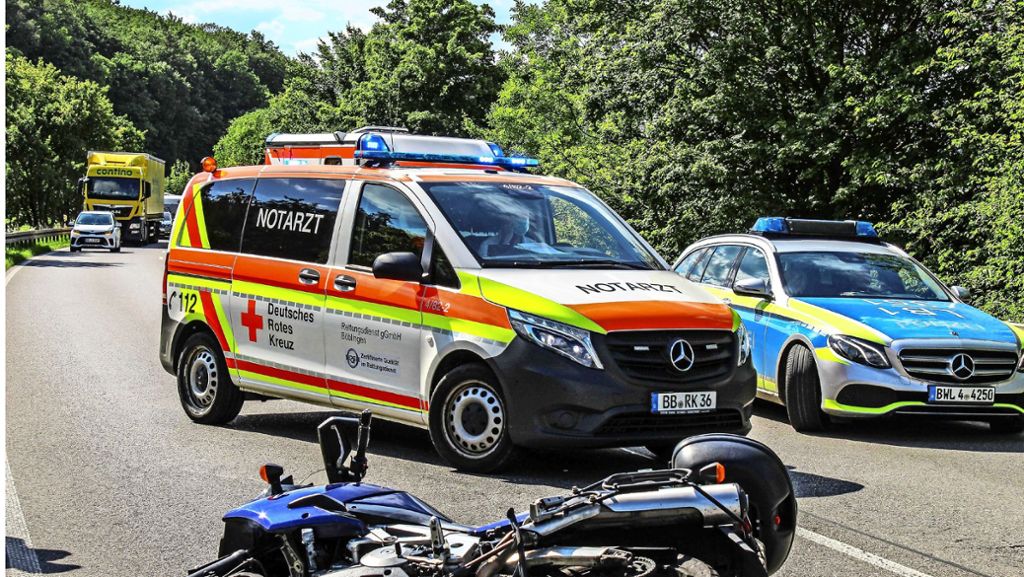Doppelunfall bei Renningen: Biker stürzt: Autos prallen zusammen