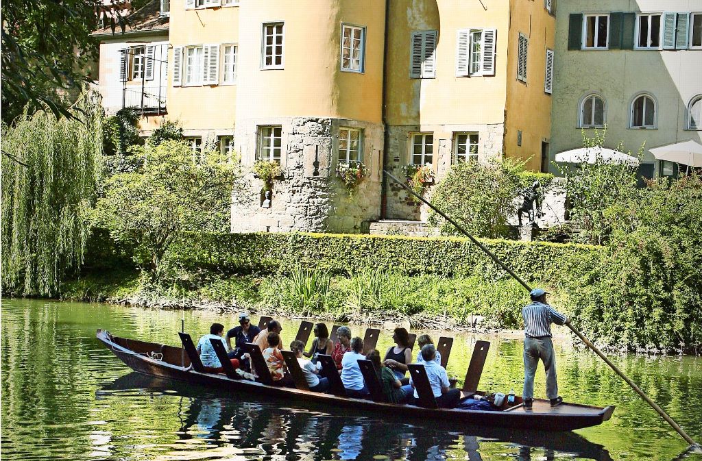 Tübingen wird als Reiseziel immer beliebter. Die Universitätsstadt hat ein malerisches Zentrum  und zum Beispiel  Stocherkahnfahrten auf dem Neckar zu bieten. Foto: dpa