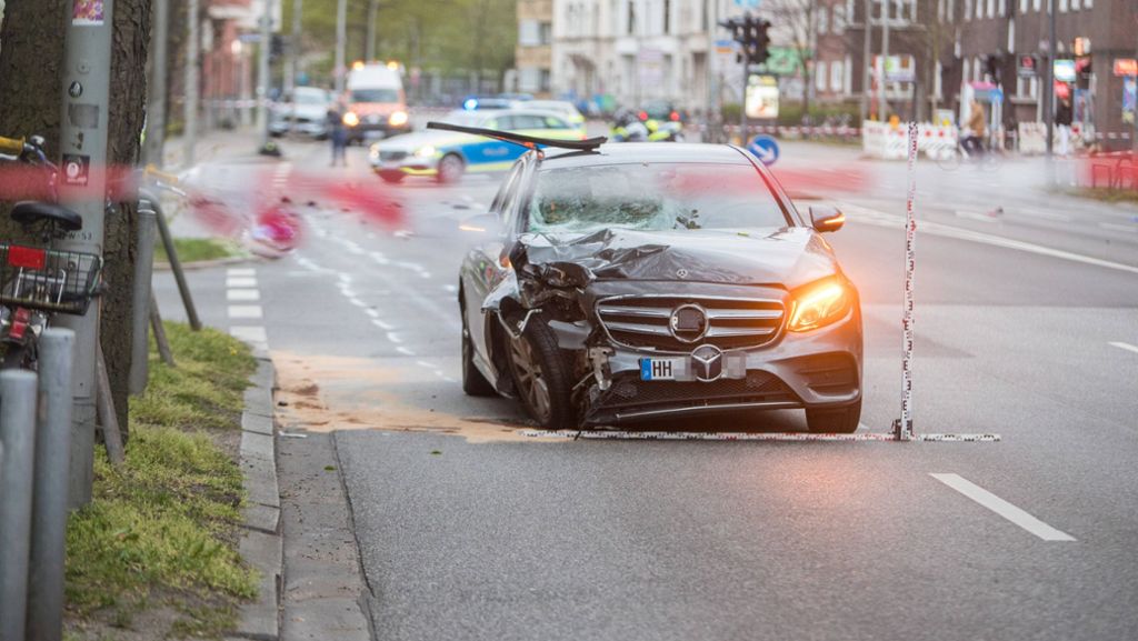 Vorfall in Hamburg: Autofahrer erfasst zwei Fußgänger – Lebensgefahr