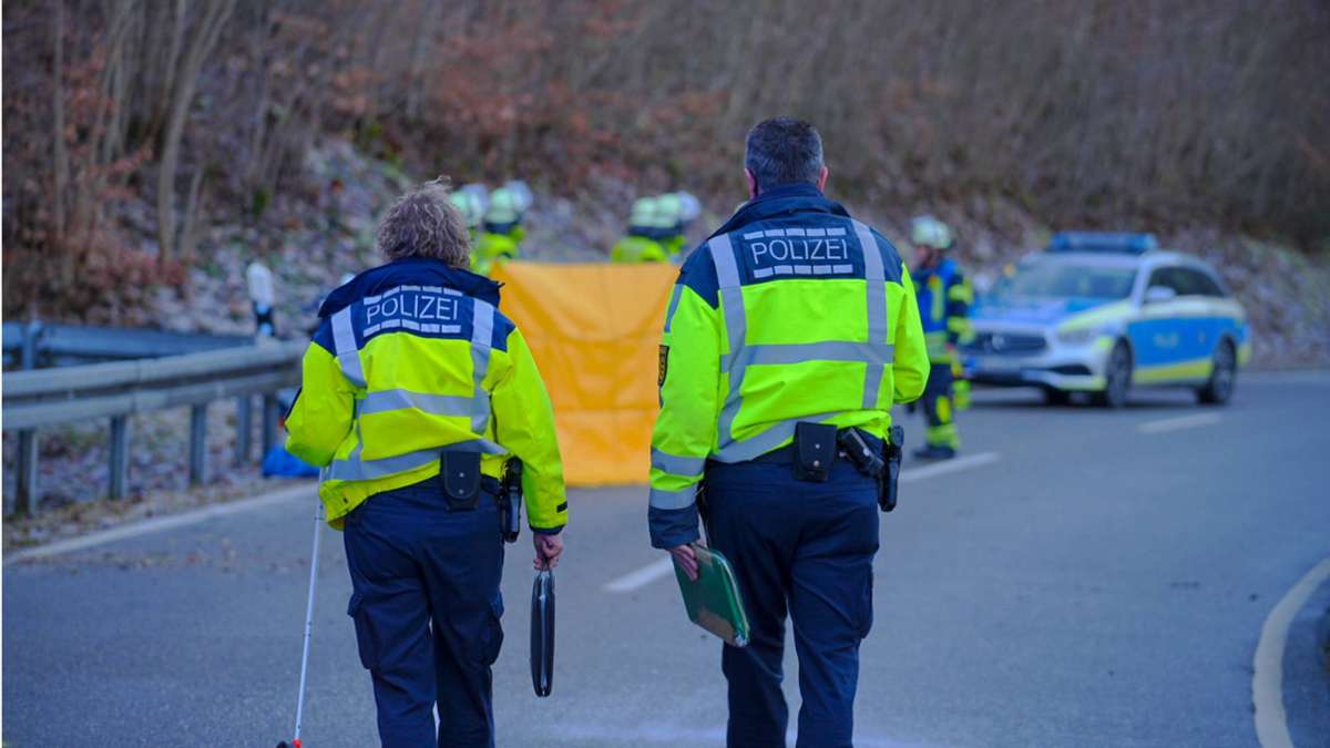 Unfall bei Lenningen: Motorradfahrer stürzt wegen glatter Fahrbahn und stirbt