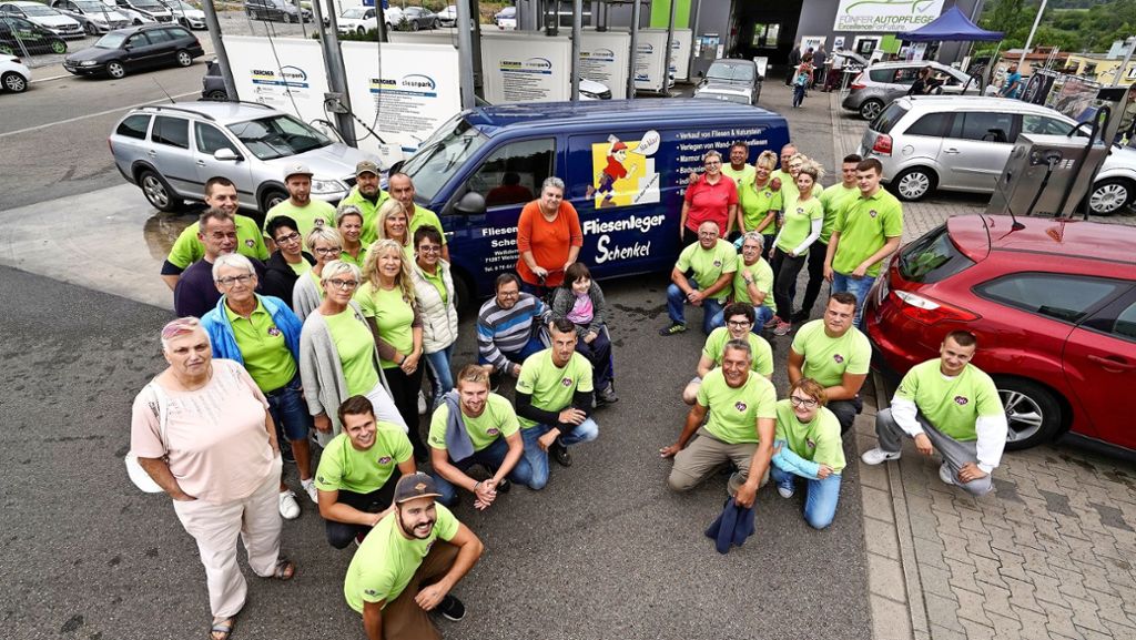 Carwash-Day in Flacht: Die Helfer mit Herz sammeln 5000 Euro für Ida