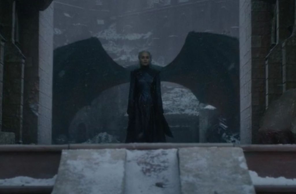 Und natürlich hat Daenerys auch noch ihren mächtigen Drachen im Rücken - buchstäblich, wie diese schöne, an „Dracula“ erinnernde Einstellung zeigt.