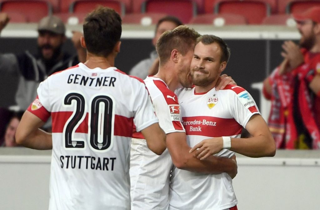 Jubel nach dem 2:0: Torschütze Kevin Großkreutz (rechts) wird von Simon Terodde umarmt und Christian Gentner (links) bejubelt das Tor in der 64. Minute im Spiel gegen Braunschweig. Foto: dpa