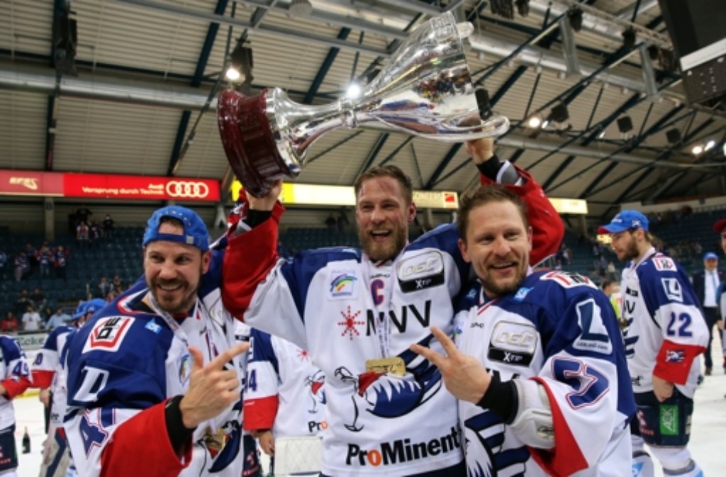 Auf ihre siebte Eishockey-Meisterschaft haben die Adler Mannheim seit 2007 gewartet. Durch drei Siege am Stück gegen den ERC Ingolstadt machen die Kurpfälzer den Triumph perfekt. „Ich glaube, wir sind ein würdiger Sieger. Jetzt wird erst mal ausgerastet“, sagt Spieler Ronny Arendt im Siegesrausch.