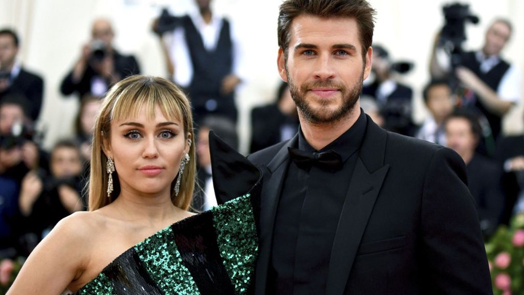  Manche Paare können gar nicht fix genug unter die Haube kommen. Doch vor allem Promi-Pärchen sind oft schneller wieder geschiedene Leute als man denkt. Sängerin Miley Cyrus und Liam Hemsworths Ehe hielt weniger als ein Jahr – damit sind sie nicht allein. 