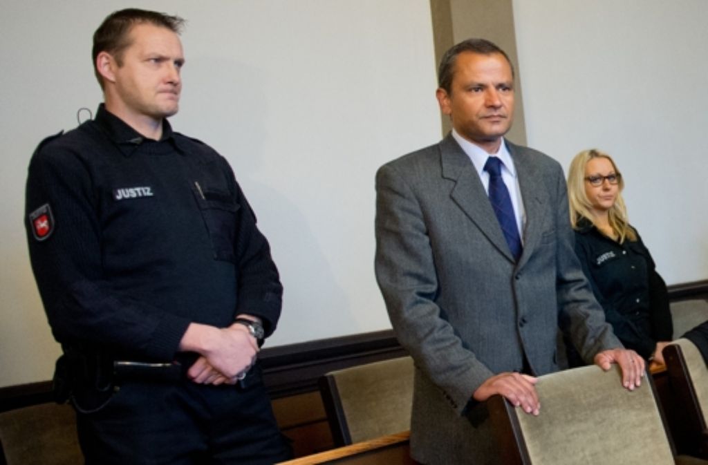 Sebastian Edathy (Mitte) im Gerichtssaal Foto: dpa