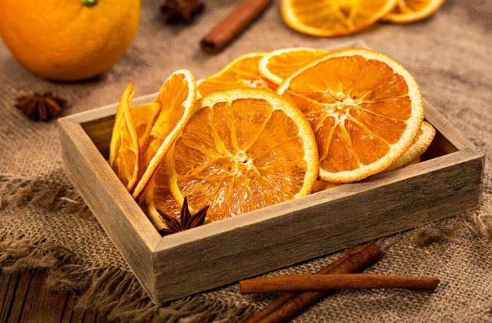 Wir verraten Ihnen 3 einfache Wege, wie Sie Orangenscheiben ohne viel Aufwand trocknen können.