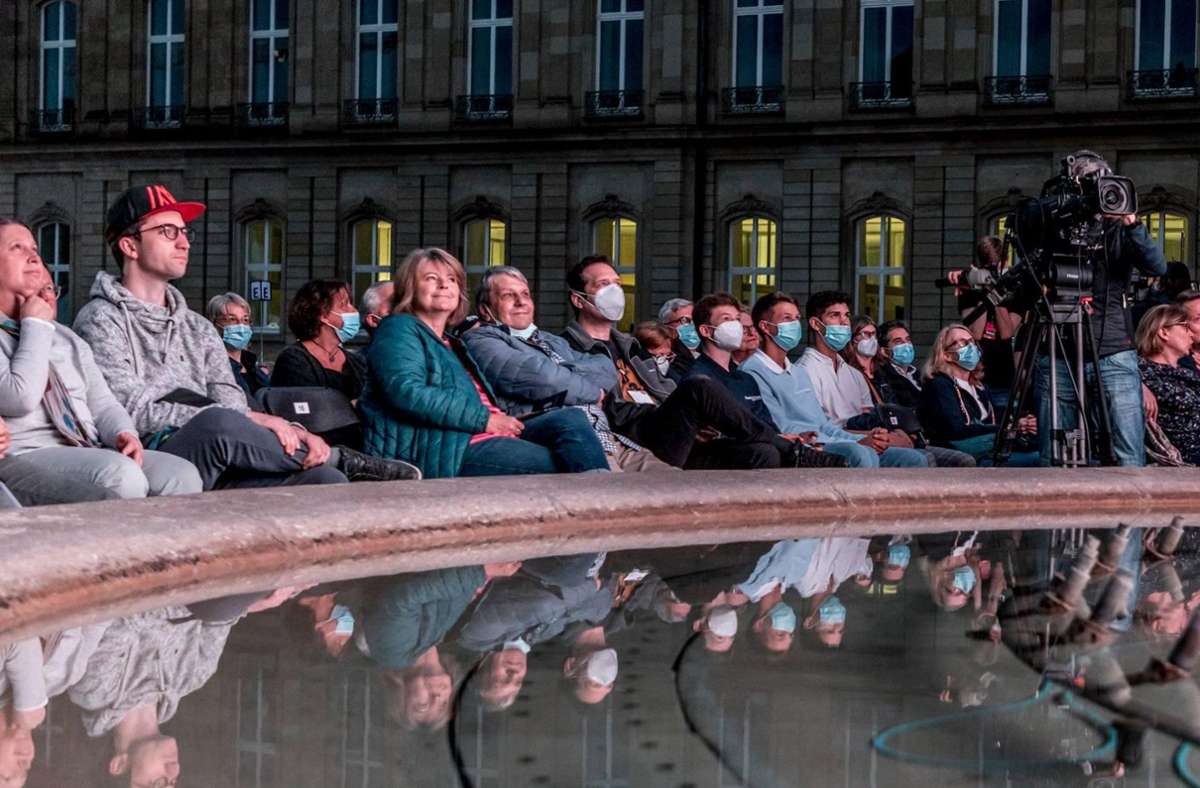 Publikum am Schlossplatzbrunnen.