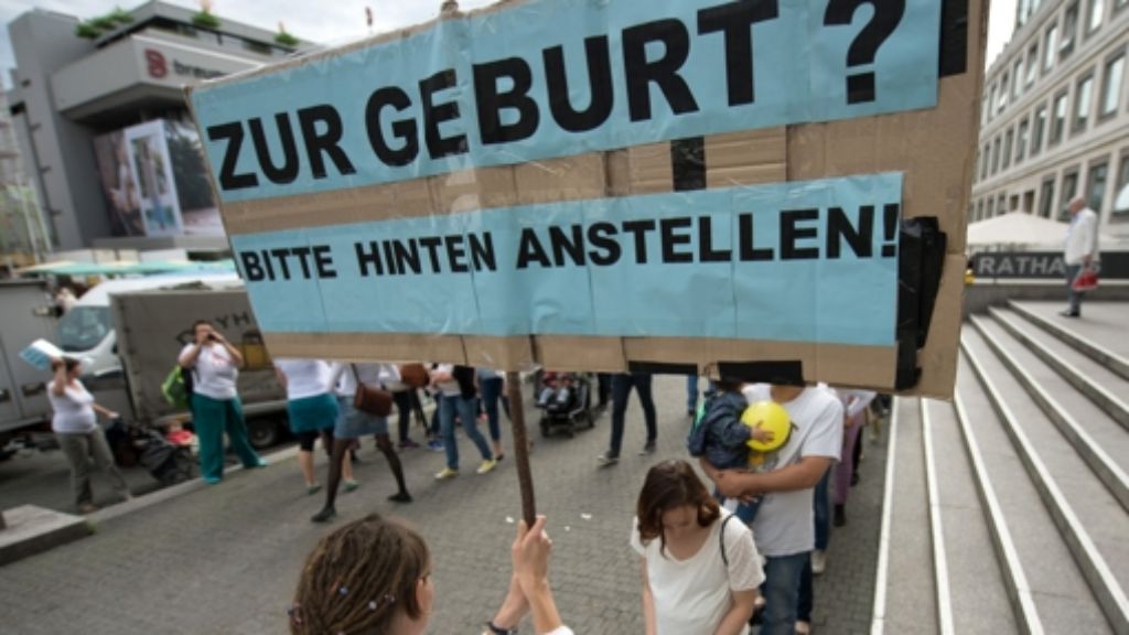 Hebammen-Demo in Stuttgart: Stöhnen über die Arbeitsbedingungen