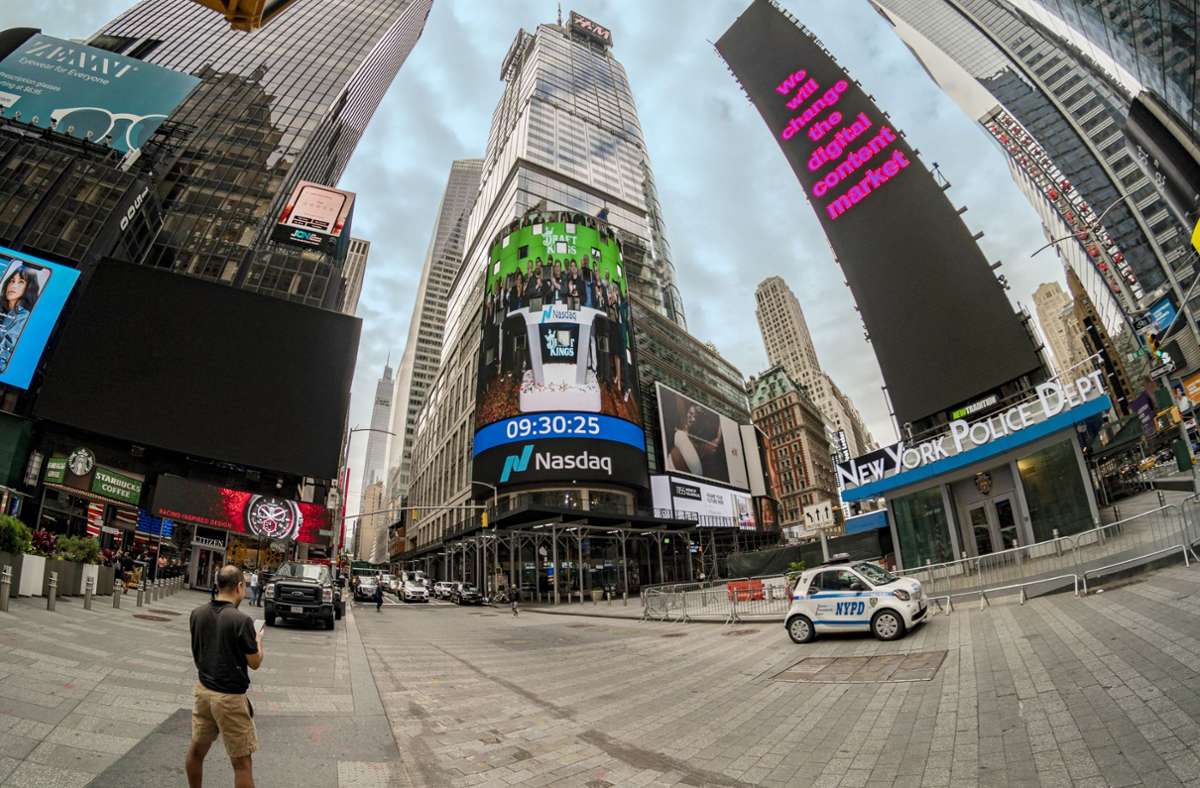 Eine Investition in den  Technologiewerte-Index Nasdaq 100 – im Bild eine Werbung dafür auf dem New Yorker  Times Square – könnte laut Experten  vor Inflation schützen. Foto: Imago/R. B. Levine